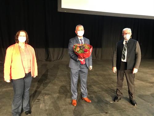 Die Präsidentin, Prof. Dr. Edeltraud Vomberg (li.), und der Vorsitzende des Hochschulrates, Herbert K. Meyer (re.), gratulierten Prof. Dr. Manfred Wojciechowski herzlich zu seiner Wahl in der Mitsubishi Electric Halle. Dort hatte die Hochschulwahlversammlung den designierten Vizepräsidenten für Forschung und Transfer unter den notwendigen Corona-Schutzmaßnahmen gewählt.